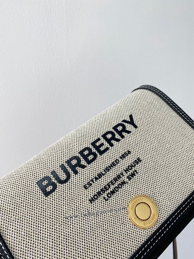 Burberry專門店新款鞣制粒紋皮革白色帆布包 巴寶莉女款單肩斜挎包 yxb1196